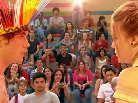 Lia e Dinho se beijam de verdade na peça e Gil fica arrasado