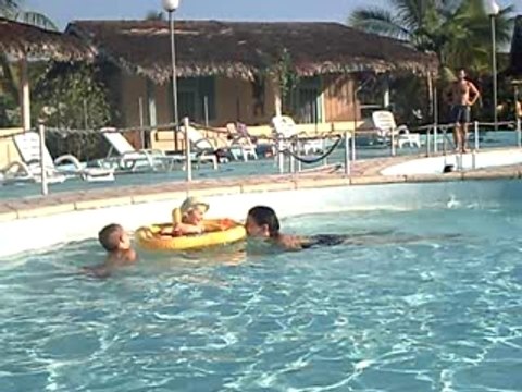 avec maman à la piscine