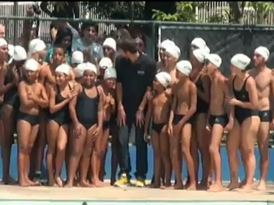 Michael Phelps, monitor de natación por un día en una favela de Río