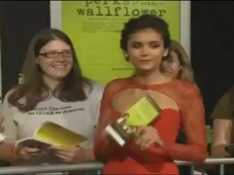 Emma Watson - Perks of Being a Wallflower LA Galası- Kırmızı Halıda- Altyazılı