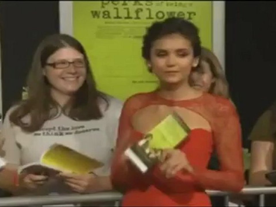 Emma Watson - Perks of Being a Wallflower LA Galası- Kırmızı Halıda- Altyazılı