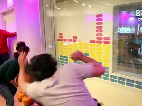 Le défi d'Elliot - Eclater des citrouilles avec ses fesses