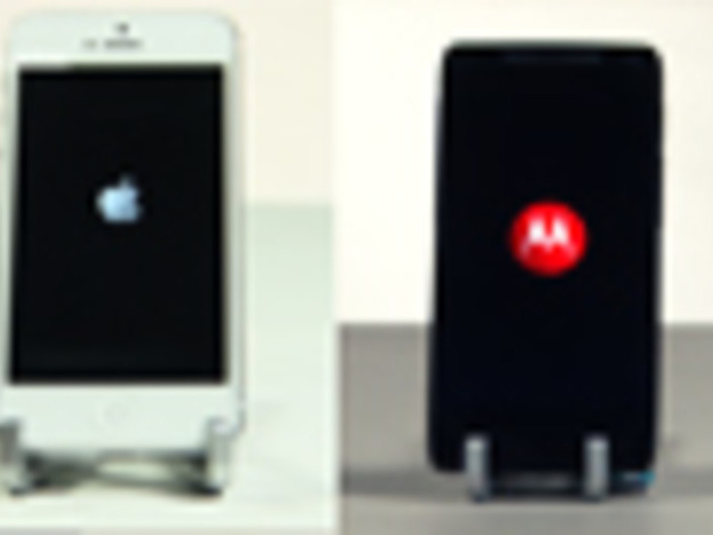 ⁣Motorola Razr i vs iPhone 5 Speed Test
