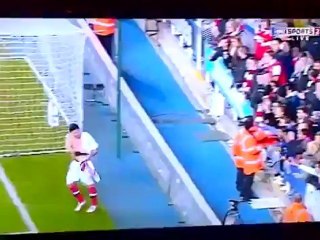 Giroud et Coquelin donnent leur teeshirt avant l'extra time !