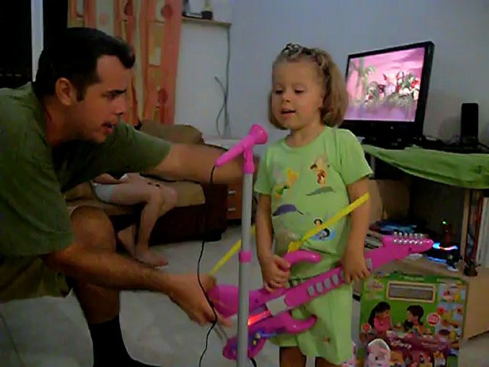 Siena très heureuse avec sa guitare et son micro