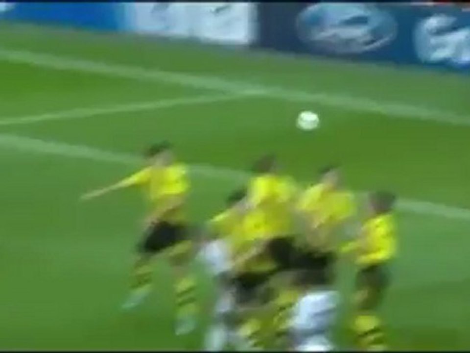 Mesut Özil'den Harika Frikik Golü