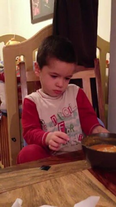 Axel s'endort à table