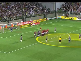 O Ronaldinho ektelei faoul sto dokari