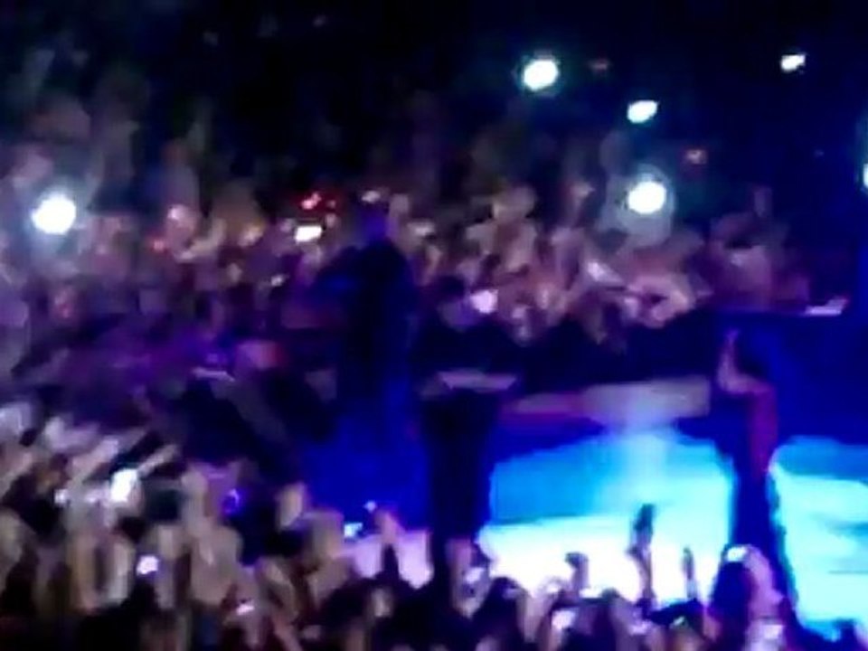 Sagopa Kajmer & Kolera Bgm Konseri 2011 Sen Nasıl Bir İnsansın.mp4