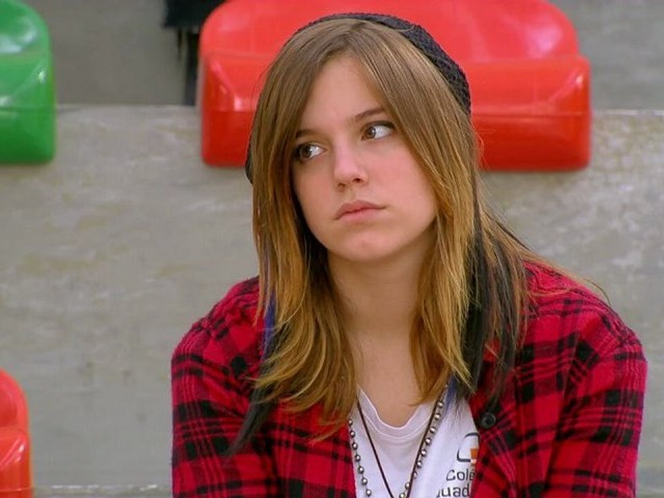 Gil flagra Lia observando o beijo de Dinho e Ju