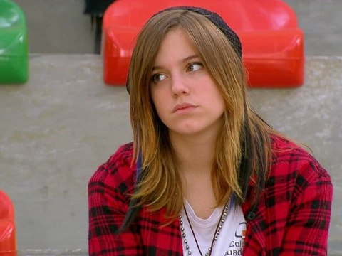 Gil flagra Lia observando o beijo de Dinho e Ju