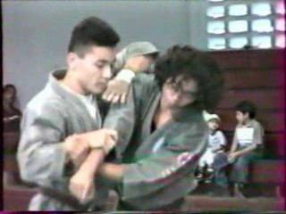 Self défense : Saisie sur 2 mains