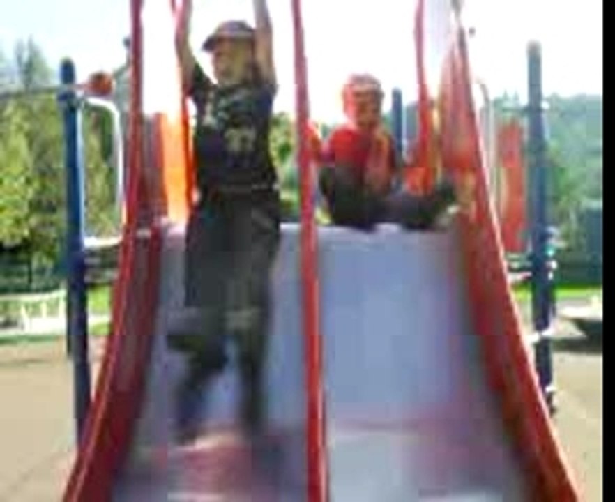 Jérémy et Ewan descendent le toboggan