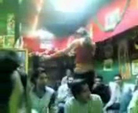 les chiites respectent-ils l'Islam ? un transexuel chiite danse dans une mosquée devant son gourou