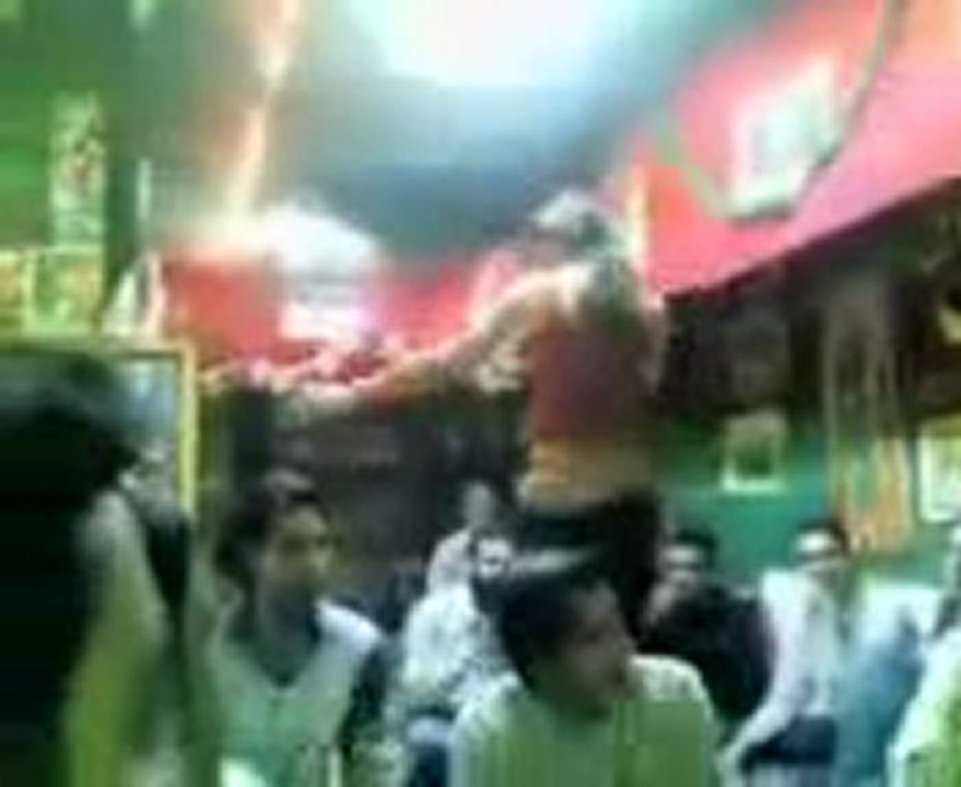 les chiites respectent-ils l'Islam ? un transexuel chiite danse dans une mosquée devant son gourou