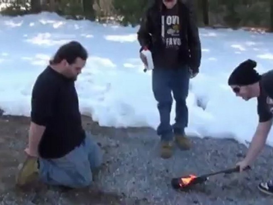 Casser une guitare en feu sur la tete de son pote - TconouKoi