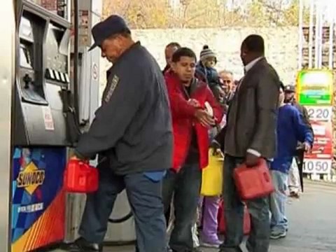 Нью-Йорк по-прежнему без света и без бензина