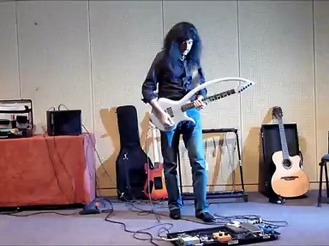 Thierry Pontet PMC Guitares Mamba Salon Lutherie Montpellier 2012 Morceau 1/2