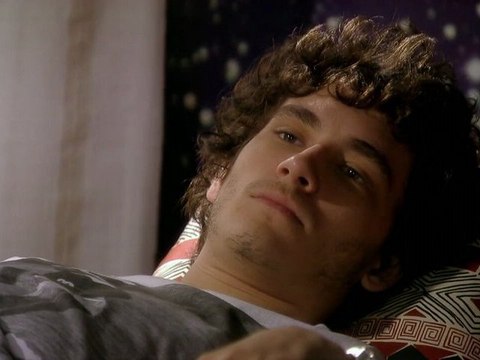 Dinho pensa no beijo que deu em Lia