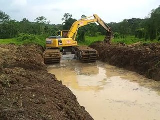 amphibious excavator dredging