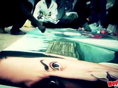 Fan Draws Picture Of SRK With Rangoli Outside Mannat @ His 47th Birthday