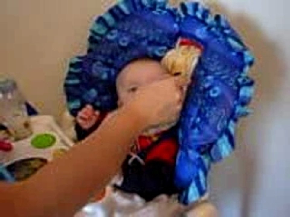 Elliot mange des patates douces