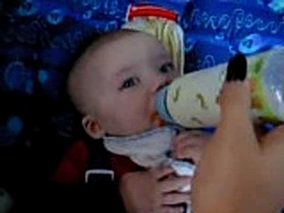 Elliot boit son biberon