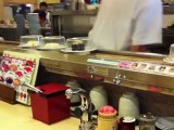 Sushis on conveyor belt / sur tapis roulant, Japan
