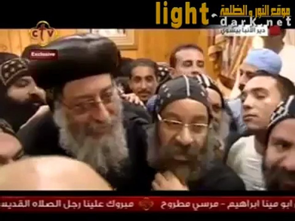 Anba Raphayil félicite Anba Tawadros, devenu 118e Patriarche de l'Eglise Copte Orthodoxe