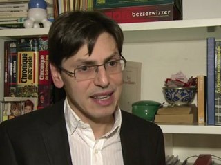 Hollande: à gauche, "pour l'instant, la digue tient"