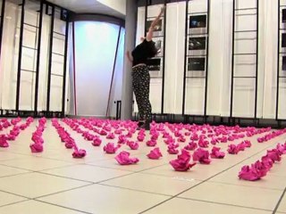 Performance chorégraphique de Jelila sur l'installation de Matthieu Exposito en licence Art Libre - Exposition collective "Un tour de mains"