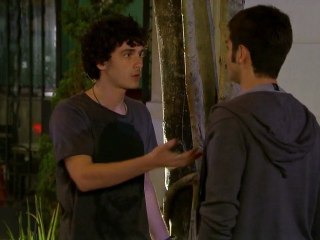 Gil e Dinho se dividem para tentar encontrar Lia