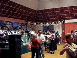des danseurs à la kermesse de la bière