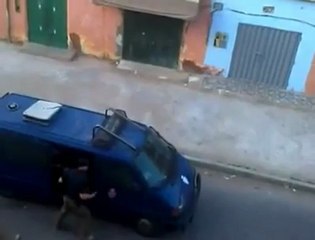 la police marocaine sement la terreur dans les rues de Laayoune occupée 01/11/2012