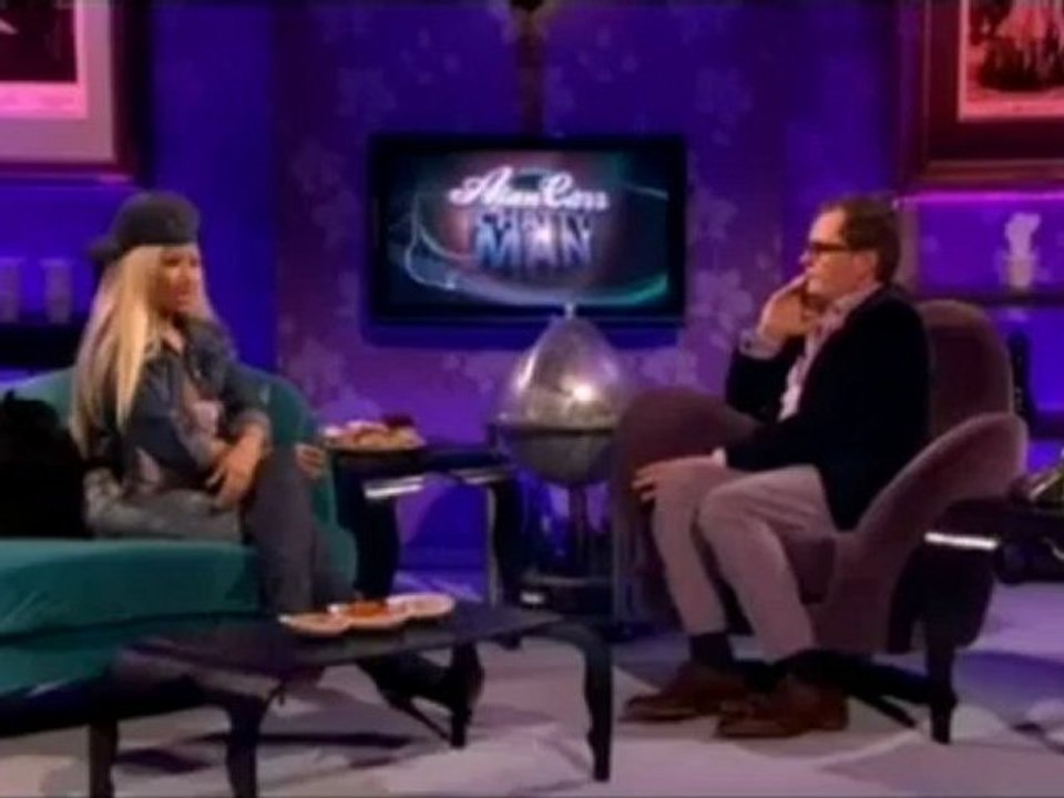 Canlı Yayına Sütyenle Çıktı