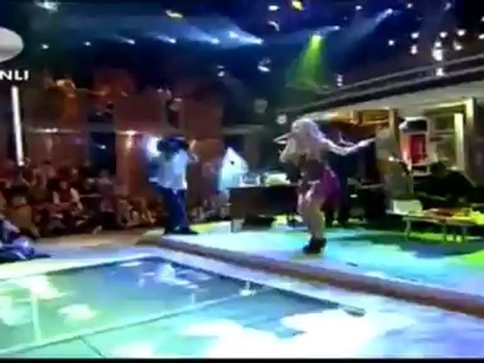 İvana Sert Beyaz Show da Şarkı Söyledi