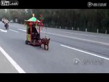Un vieux chinois se fait tracté par son chien