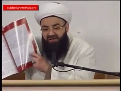 Mustafa İslamoğlu takke ve sarık bidat diyor. Babası takke ve sarıklı