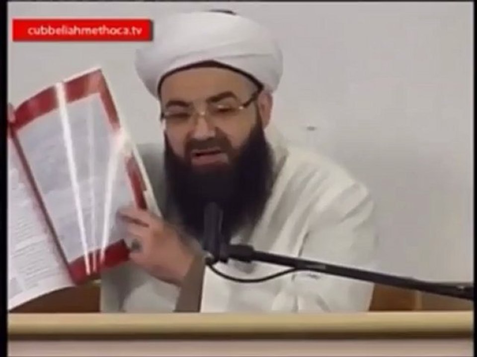 Mustafa İslamoğlu takke ve sarık bidat diyor. Babası takke ve sarıklı