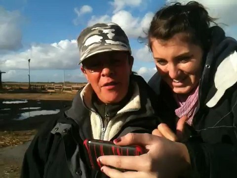 ChriChri la Star chante Le télephone pleure a sa manière accompagné par Anais