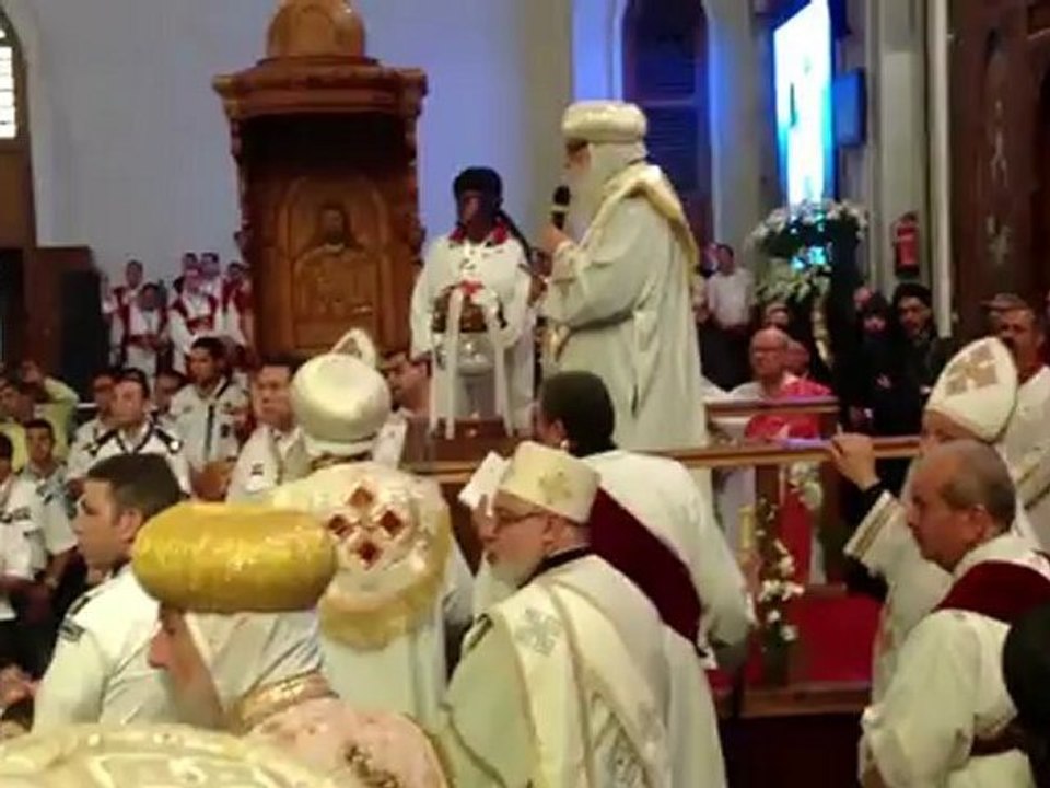 Tirage au sort par l'enfant aux yeux bandés filmé par un évêque présent sur place [HD]