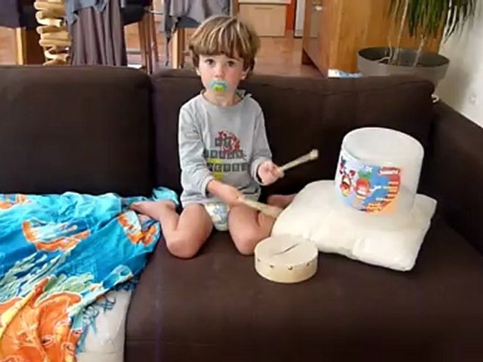 jules en musique , en couche et en tetine