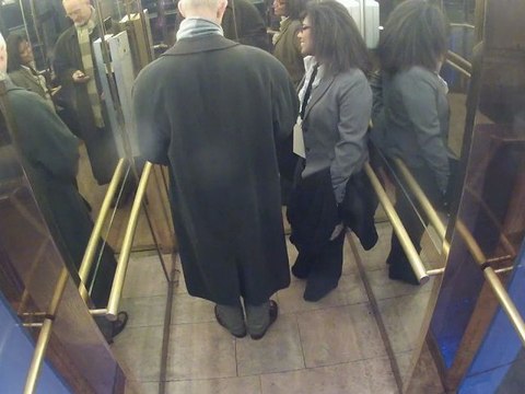 Ascenseur qui parle - caméra cachée