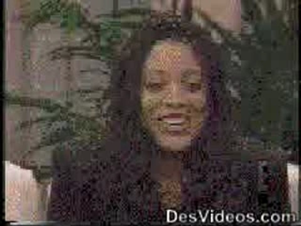 ELLE FAIT RESORTIR SES YEUX