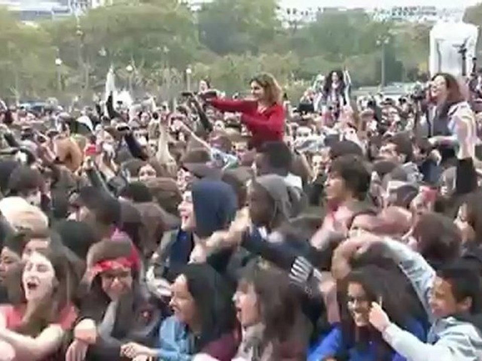 Psy draws thousands to 'Gangnam Style' in Paris