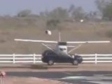 Un avion percute voiture à l'atterissage!!