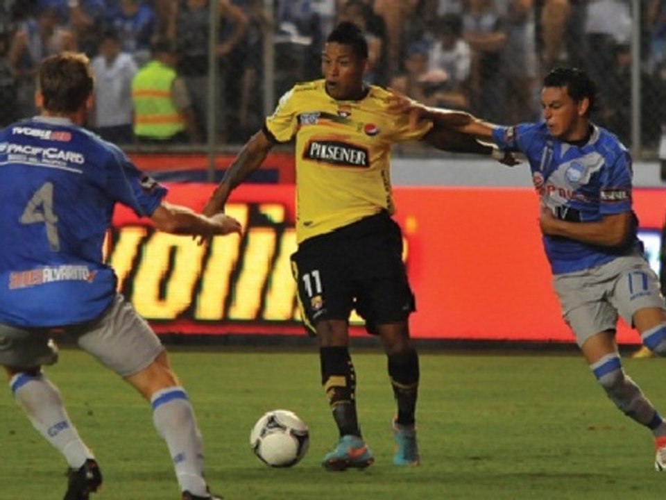 Il humilie un défenseur avant de se prendre un tacle assassin !