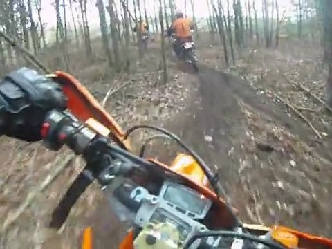 Un motard s'empale une branche dans la tête