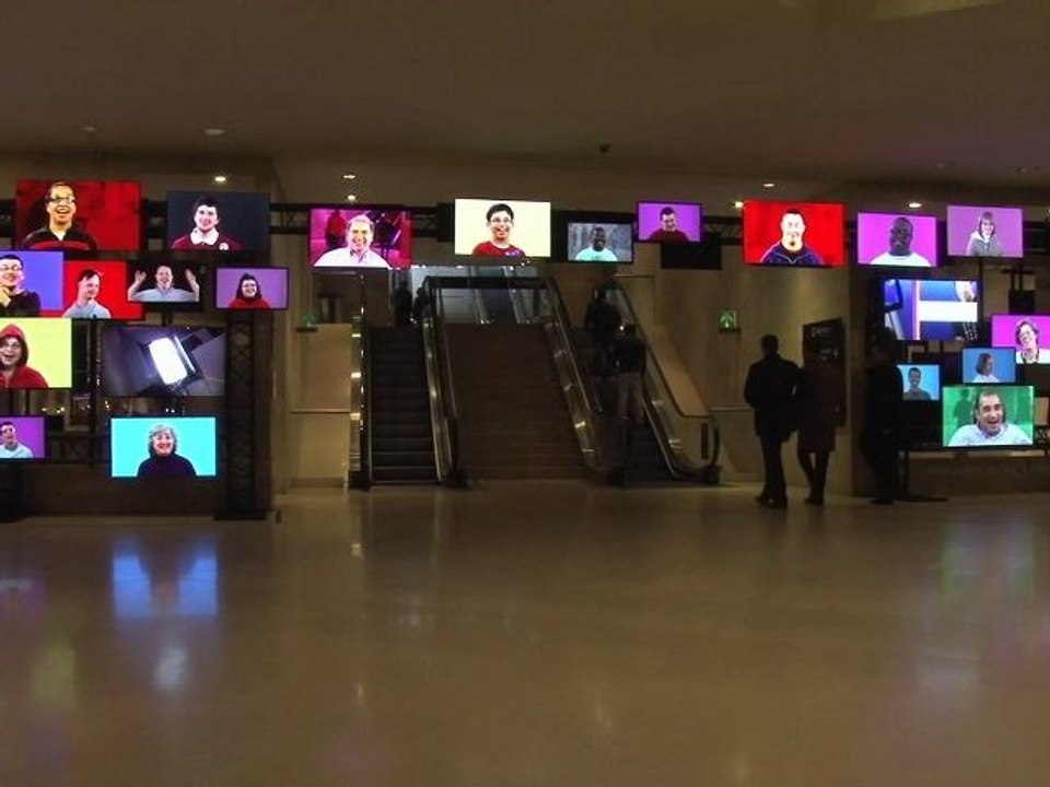 Mur de Rires au Carrousel du Louvre à Paris