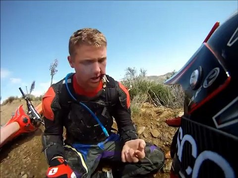 Motard avec un baton de bois dans la joue